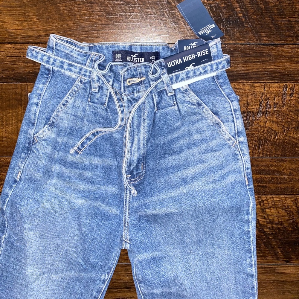 New With Tags Hollister Ultra High Rise Mom Jeans